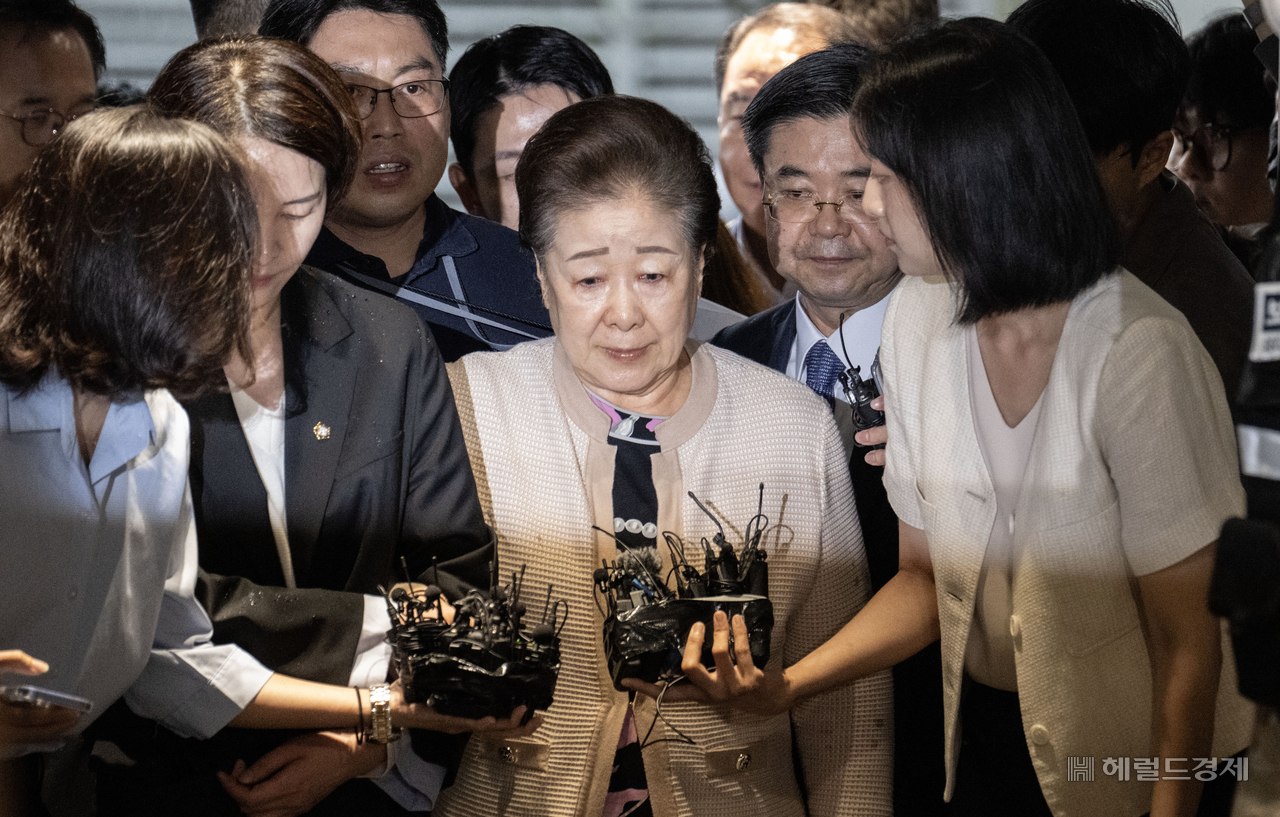 불법 정치자금 제공 혐의를 받는 한학자 통일교 총재가 지난달 17일 오전 서울 종로구 민중기 특별검사팀 사무실에 올림피아토토받기 위해 출석하고 있다. 임세준 기자