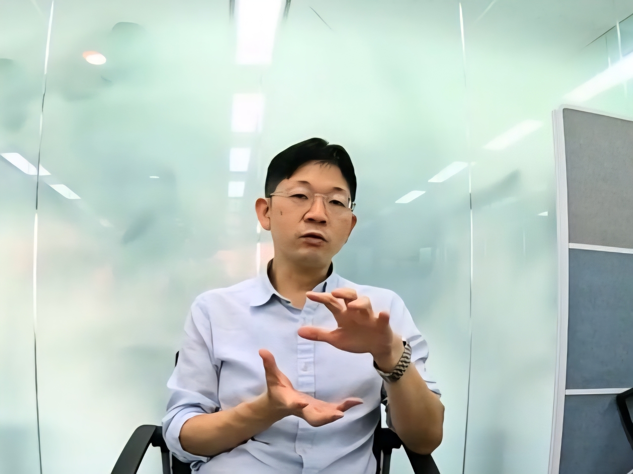 오건영 신한 프리미어 패스파인더 단장이 토토사이트추천경제와 인터뷰하고 있다.  [신한은행 제공]
