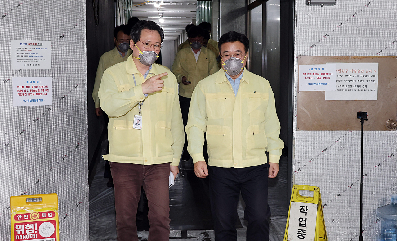 Interior Minister Yun Ho-jung (left) visits the National Information Resources Service in Daejeon, central South Korea, on Wednesday, in this photo released by his ministry. (Yonhap)