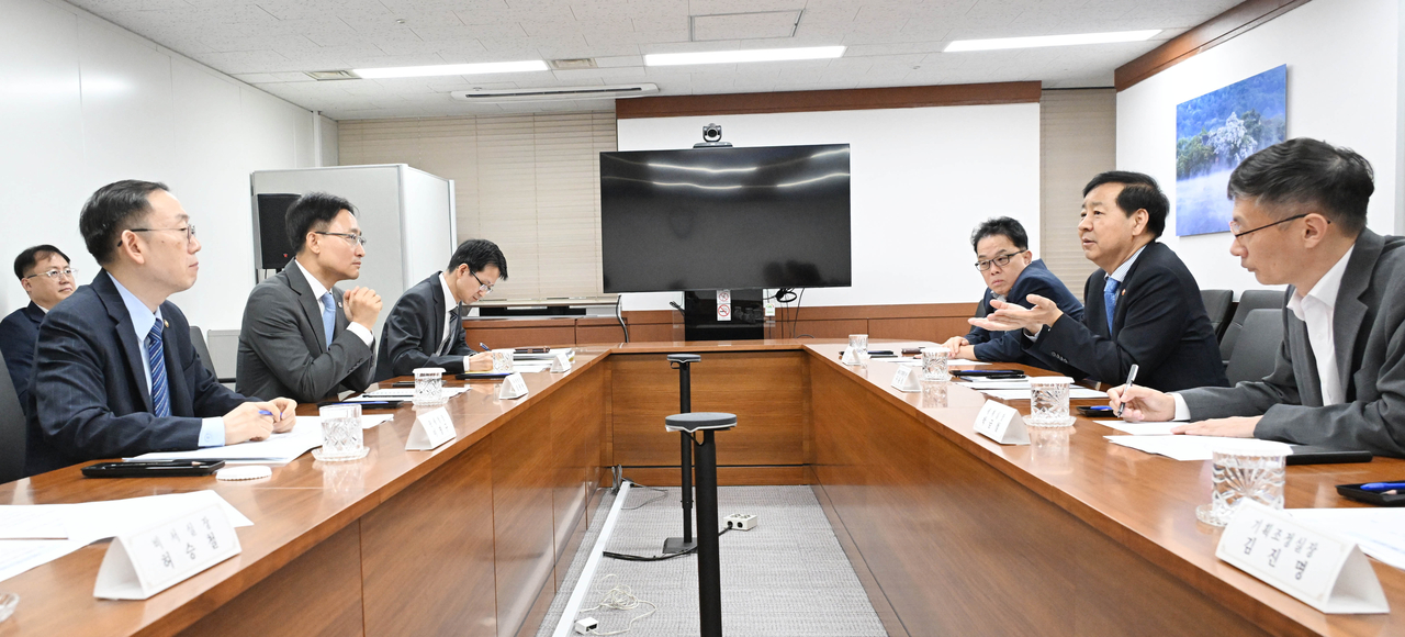 구윤철(오른쪽 가운데) 부총리 겸 기획재정부 장관이 10일 서울 종로구 정부서울청사에서 열린 토토사이트 forever장회의에서 임광현(왼쪽 가운데) 국세청장, 이명구(왼쪽 첫번째) 관세청장, 백승보(왼쪽 세번째) 조달청장에게 기재부와의 긴밀한 협업을 당부하고 있다.	  [기획재정부 제공]