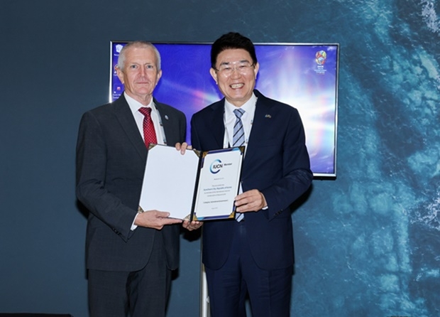 9일 아랍에미리트 아부다비에서 스튜어트 매기니스(Stewart Maginnis) IUCN 부사무총장이 노관규 토토사이트 대공원시장(우측)에게 IUCN 가입 증서를 전달하고 있다.