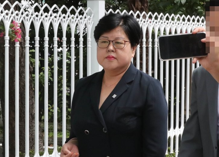 온라인 토토사이트 신고 참사 유가족을 비하하는 글을 올린 혐의(모욕)로 기소된 김미나 창원시의원이 지난 2023년 8월 경남 창원시 마산합포구 창원지법 마산지원에서 열린 공판을 마치고 걸어가고 있다. [ 연합뉴스]