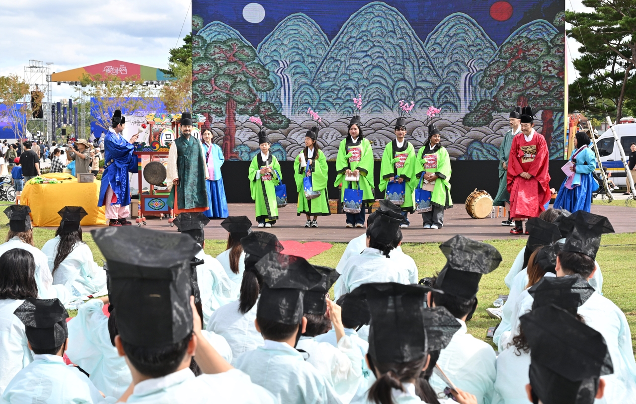 Participants recognized as top scholars receive certificates during the 2nd Sejong Hangeul Daejeon at Sejong Lake Park’s Maehwa Stage on Thursday. (Im Se-jun/The Korea Herald)