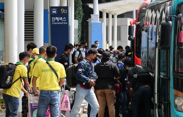 단체버스 타는 토토사이트 추천 근로자들 [연합]
