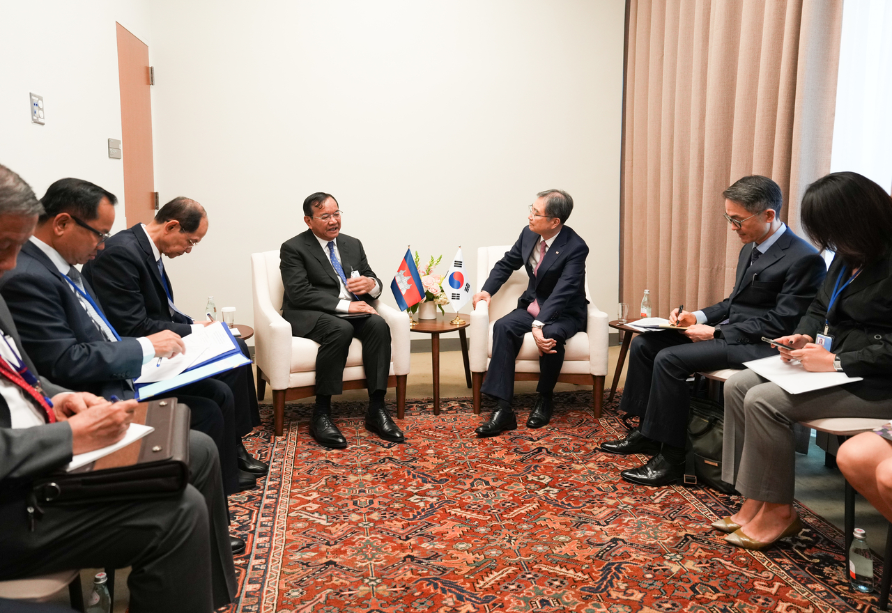 South Korean Foreign Minister Cho Hyun (3rd from right) speaks with Cambodian Foreign Minister Prak Sokhonn (4th from left) in New York on Sept. 24 on the sidelines of the U.N. General Assembly, in this file photo provided by Cho's office. (Yonhap)