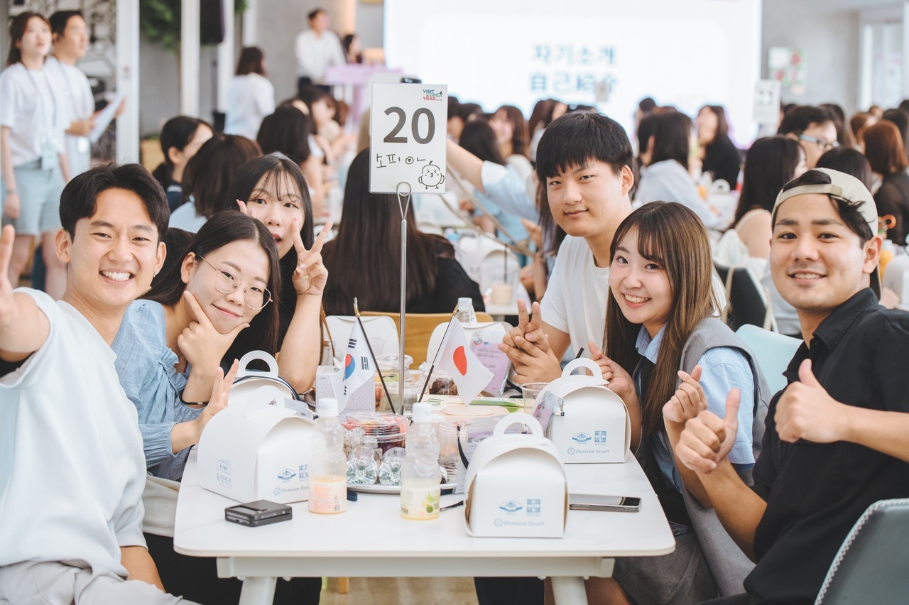 한일대학생들의 우정더하기 행사. K-뷰티, K-스타일이 동아시아에 광범위하게 확산되면서, 요즘은 2030세대에선 누가 청소년 토토사이트 추천인인지 누가 일본인인지 구분하기 어려워졌다.