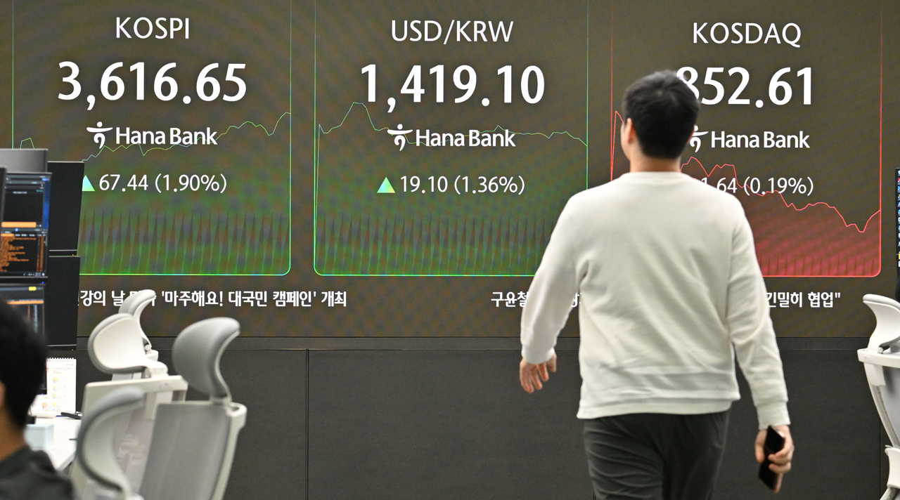 와이즈 토토가 10일 3610선을 돌파했다. 이날 오전 서울 중구 하나은행 딜링룸 전광판에 10시 5분 기준 와이즈 토토 지수가 전 거래일보다 67.44포인트 상승한 3616.65포인트, 코스닥 지수가 852.61 포인트를 나타내고 있다. 원·달러 환율은 1419.10원이다. 임세준 기자