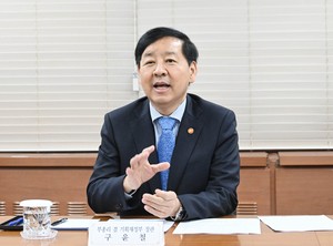 Finance minister stresses policy implementation in meeting with key agency chiefs