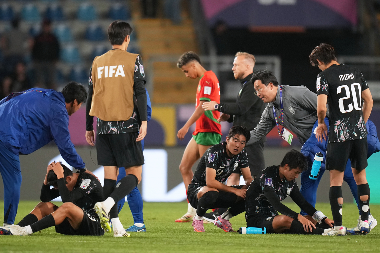 South Korean players react to their 2-1 loss to Morocco in the round of 16 at the FIFA U-20 World Cup at Estadio El Teniente in Rancagua, Chile, on Thursday. (Yonhap)