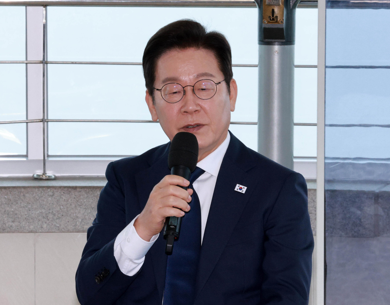 이재명 토토사이트 포스이 추석 연휴 첫날인 지난 3일 인천 강화군 강화평화전망대에서 진행된 실향민들과의 대화에서 발언하고 있다.  [연합]