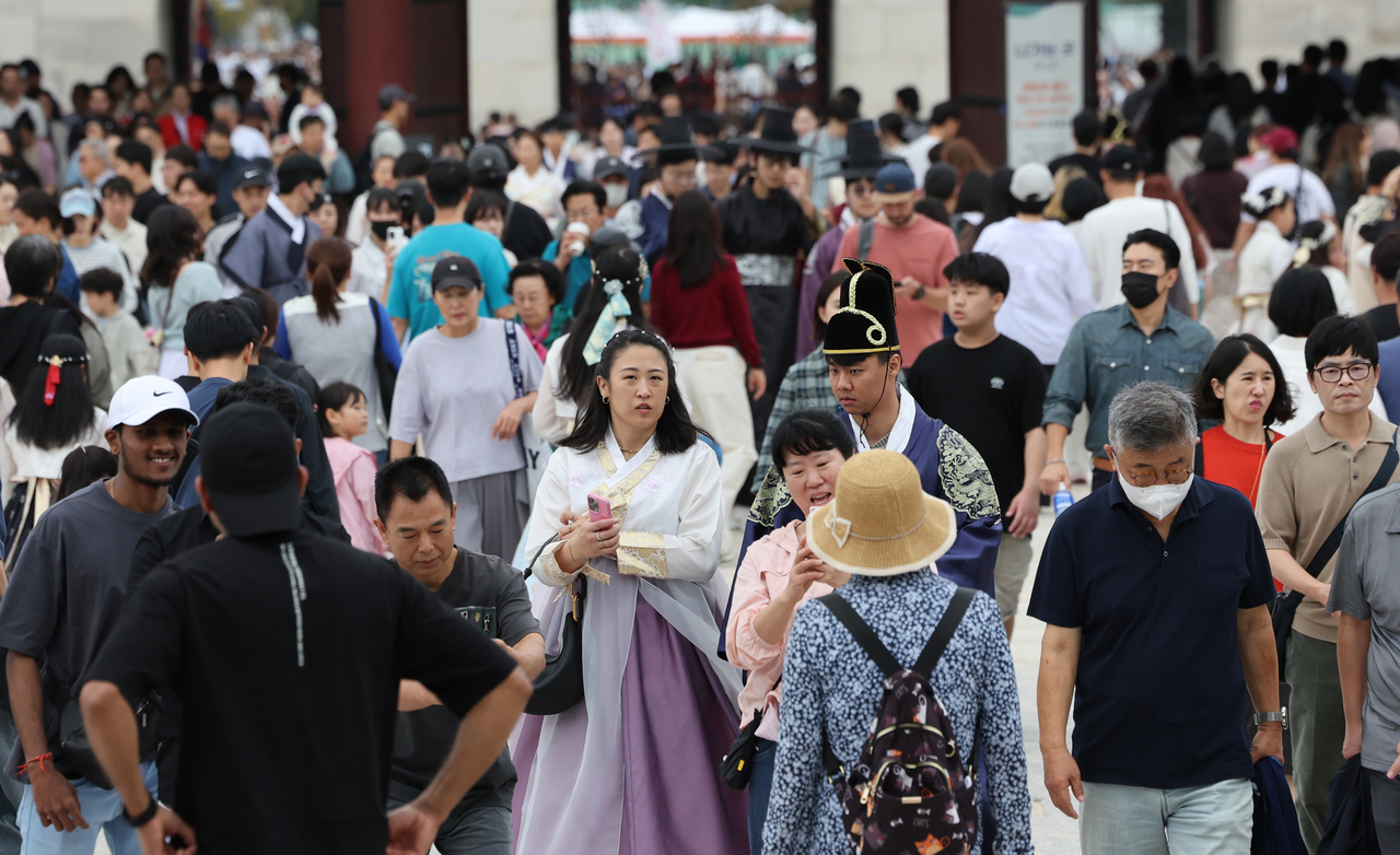 Visitors are seen at Gyeongbokgung in Seoul on Thursday.  (Yonhap)