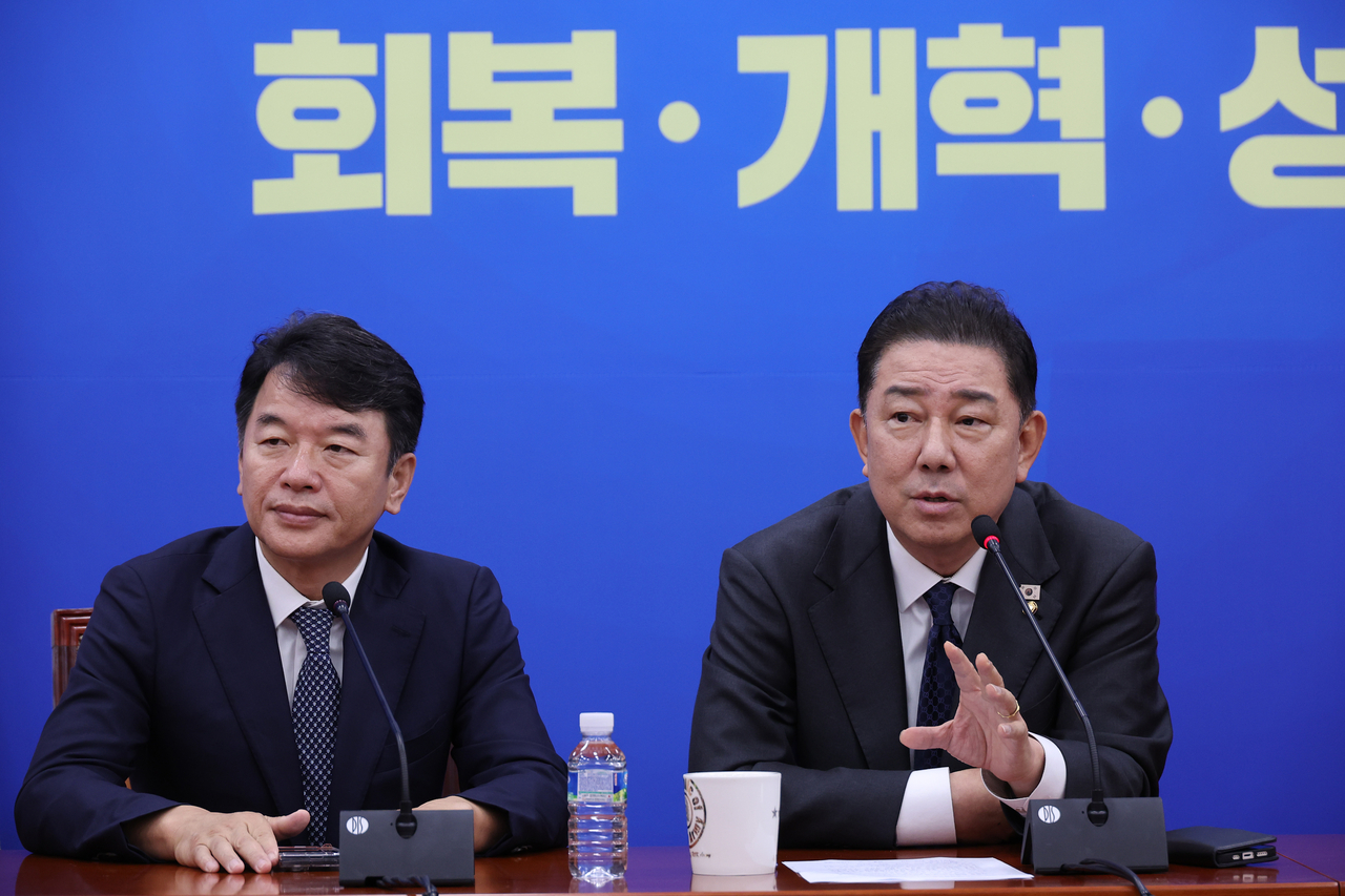 김병기 더불어민주당 원내대표와 문진석 원내운영수석부대표가 10일 서울 여의도 국회에서 국정감사 증인채택 관련 브리핑을 하고 있다. [연합]
