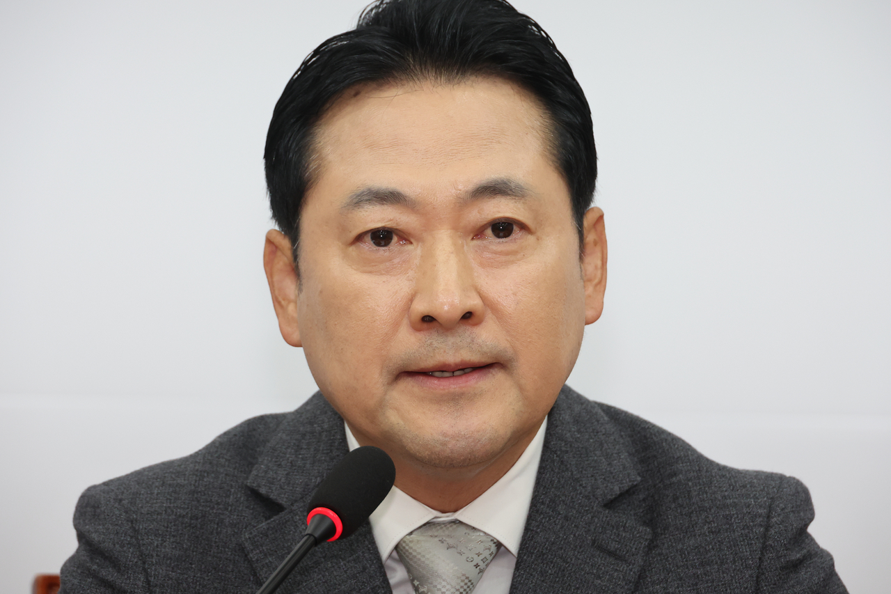 장동혁 프리미어토토의힘 대표가 10일 서울 여의도 국회에서 기자회견을 열고, 김건희 여사 관련 의혹을 수사 중인 민중기 특별검사팀에 조사받은 양평군 공무원이 자택에서 숨진 채 발견된 것과 관련해 특검 수사를 비판하고 있다. [연합]