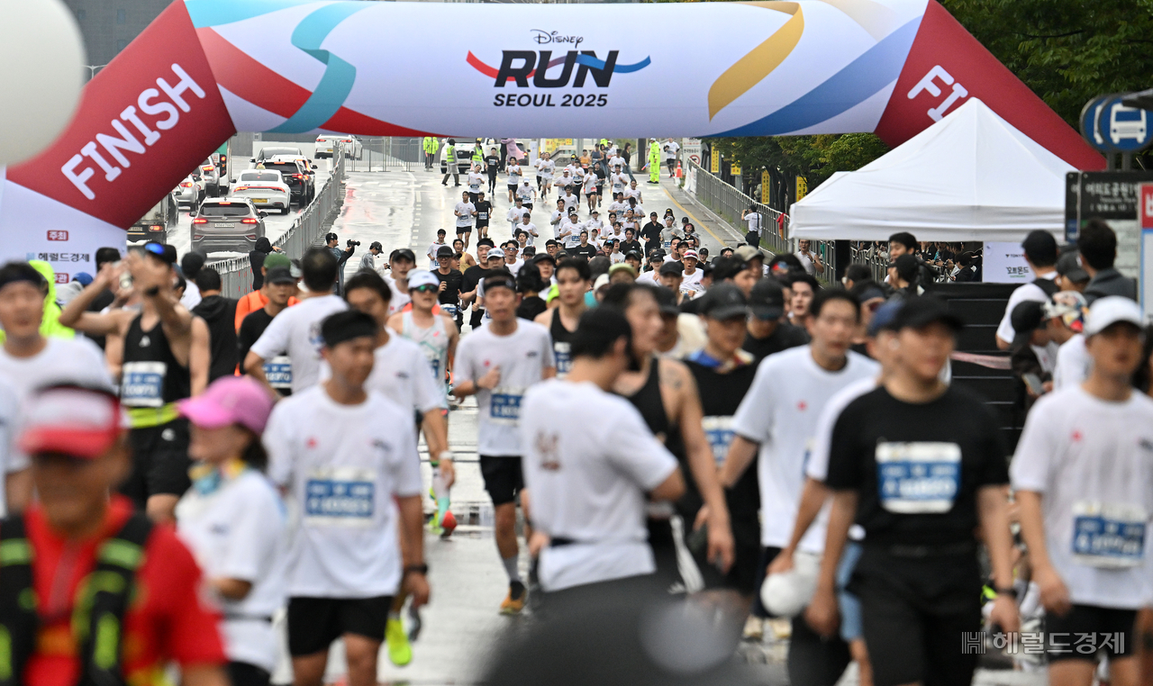 11일 오전 서울 여의도공원에서 열린 ‘디즈니런 서울 2025’에서 참가자들이 도착지점에 들어서고 있다. 임세준 토토사이트 마무리 멘트