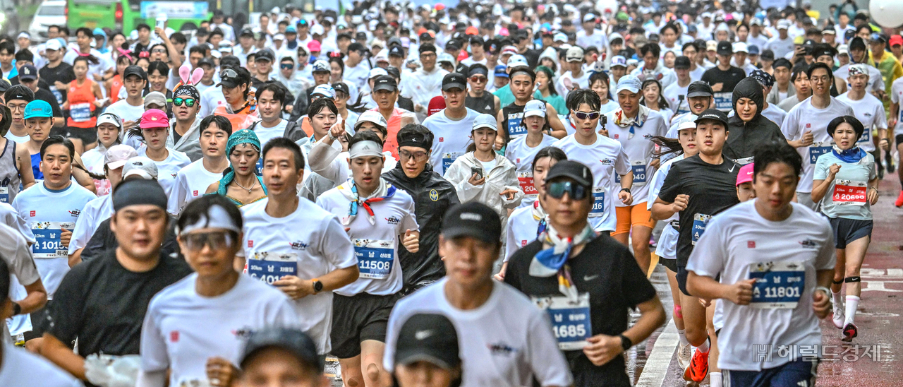 11일 오전 서울 여의도공원에서 열린 ‘디즈니런 서울 2025’에서 참가자들이 코스를 힘차게 달리고 있다. 임세준 토토사이트 마무리 멘트