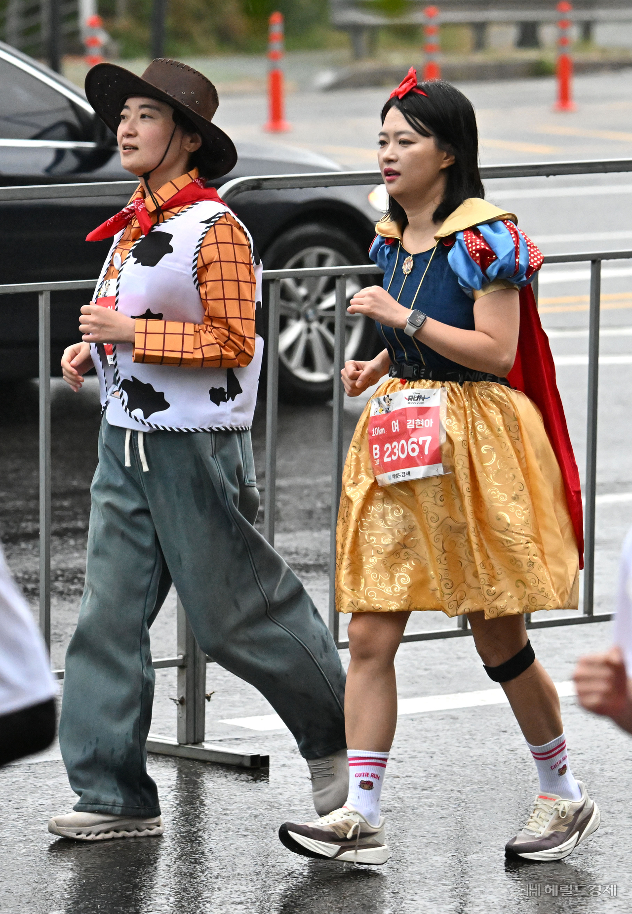 11일 오전 서울 여의도공원에서 열린 ‘디즈니런 서울 2025’에서 캐릭터 의상을 착용한 참가자들이 코스를 달리고 있다. 임세준 토토사이트 마무리 멘트