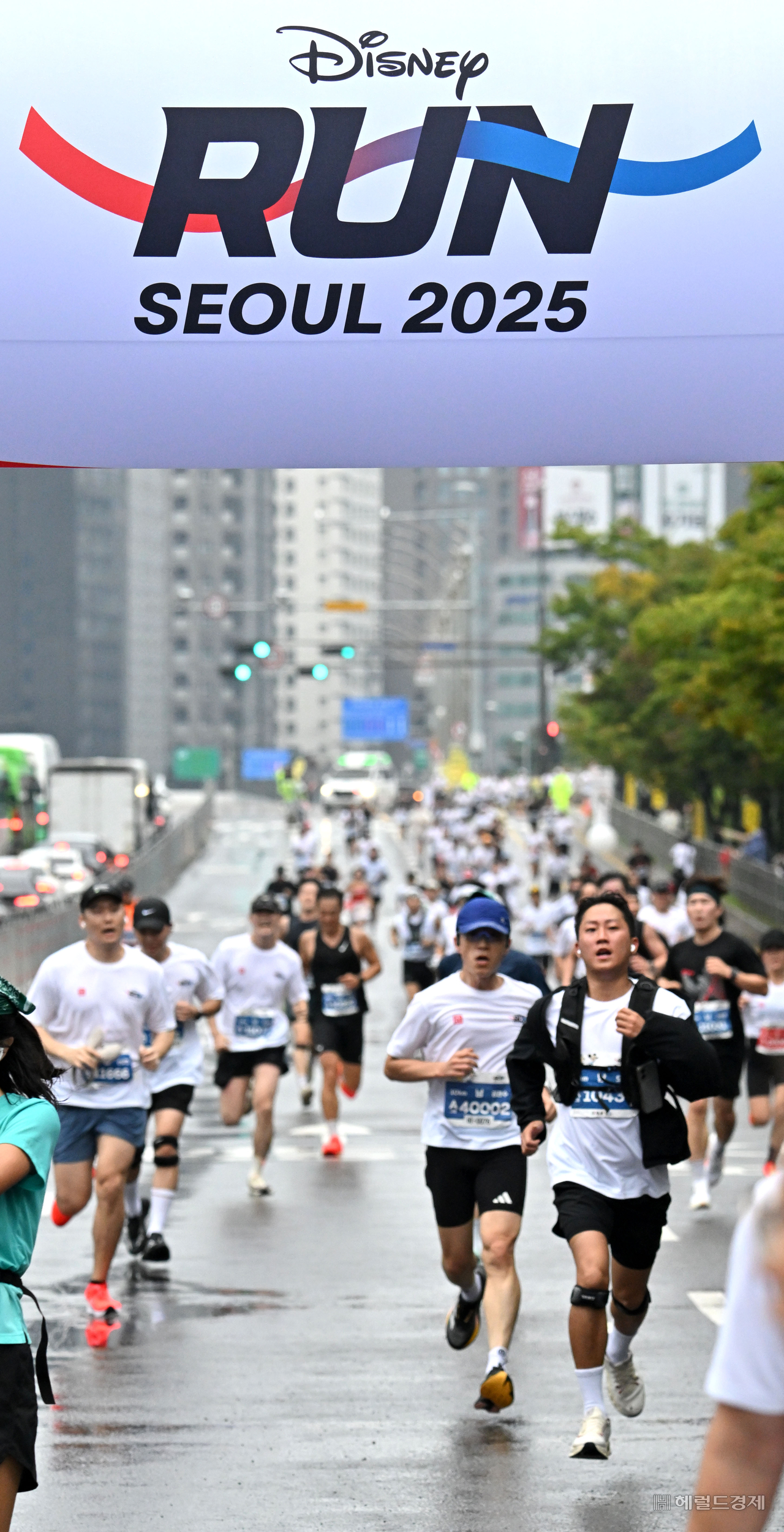 11일 오전 서울 여의도공원에서 열린 ‘디즈니런 서울 2025’에서 참가자들이 도착지점에 들어서고 있다. 임세준 토토사이트 마무리 멘트