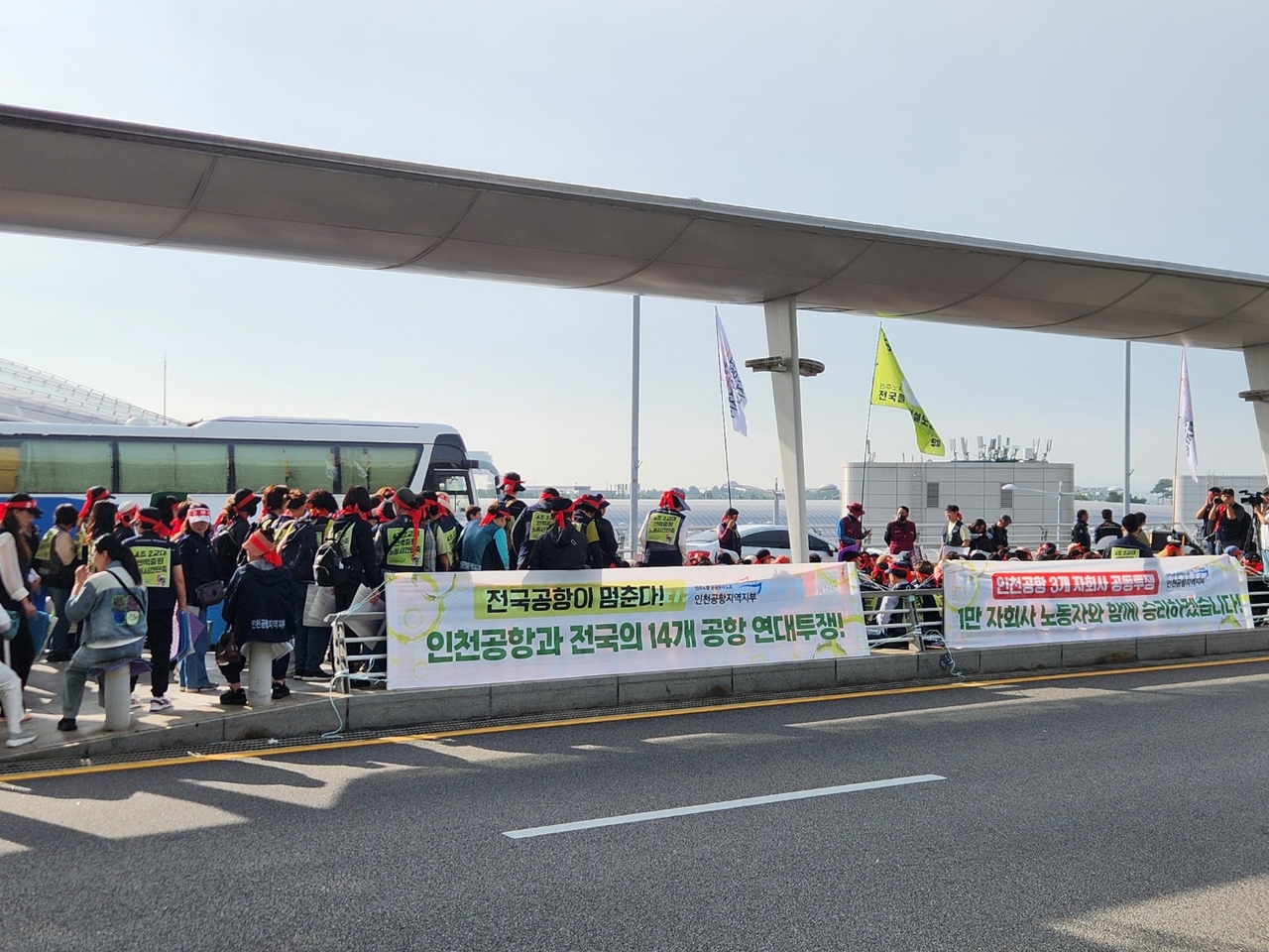 민주노총 공공운수노조 인천공항지역지부 노조원들이 2일 오전 인천국제공항 제1여객터미널 5~9번 게이트 앞 도로에서 전면 토토 바카라 2일 차 결의대회를 진행하고 있다. 이영기 기자