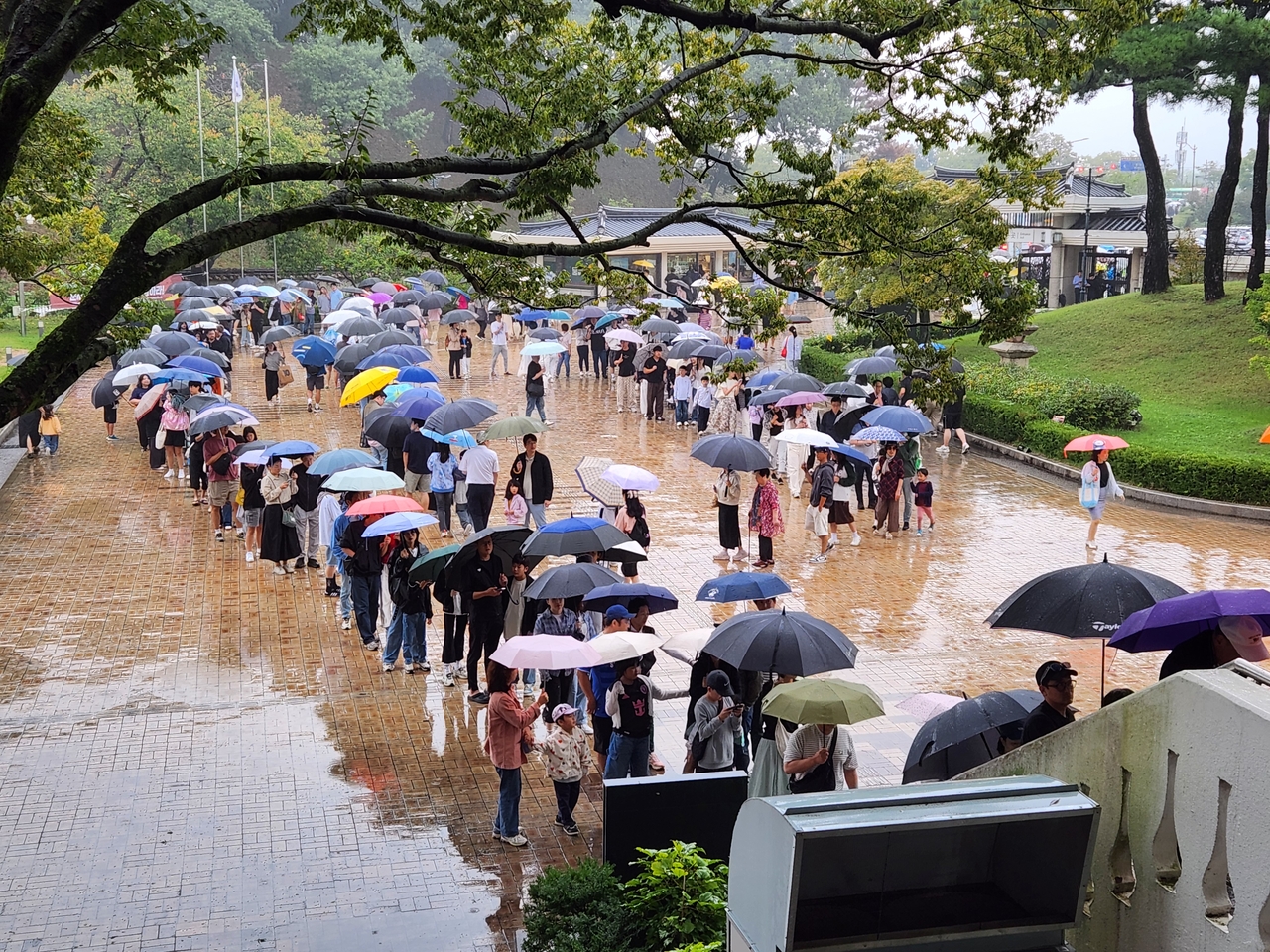 추석 연휴 비가 오는 궂은 날씨에도 경주박물관을 찾은 관람객들이 길게 줄을 늘어서 있다.[경주박물관 제공]