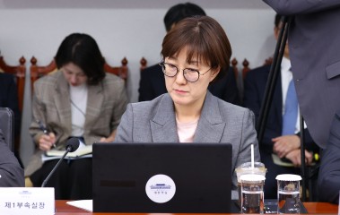 대통령 최측근 김현지 국감 출석 두고…국힘 “피하니 의심만 증폭” vs 민주 “불순한 정치공세”