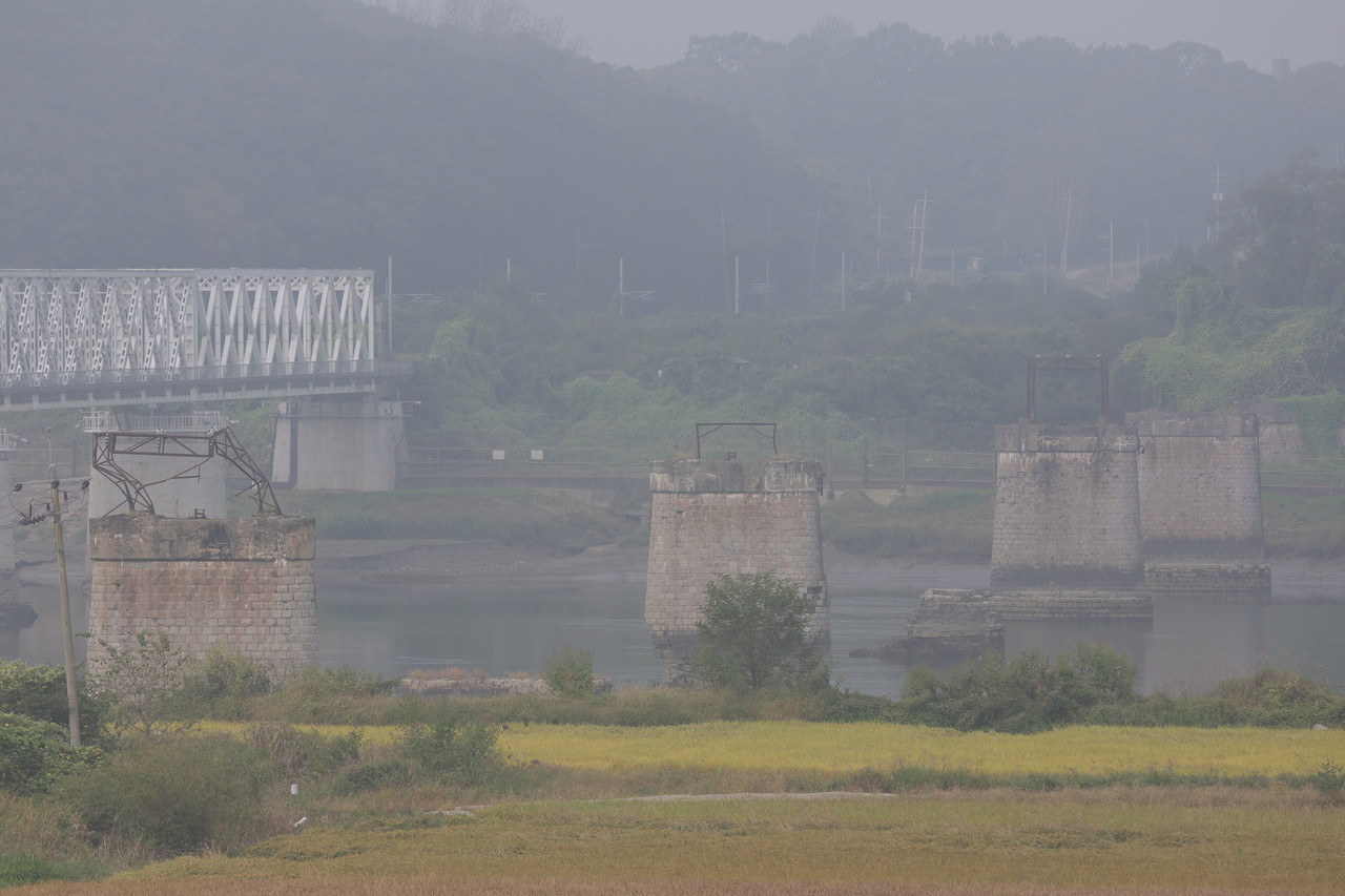 Thick fog blankets the area around the Imjin River bridge in Paju, Gyeonggi Province, on Oct. 1. (Yonhap)