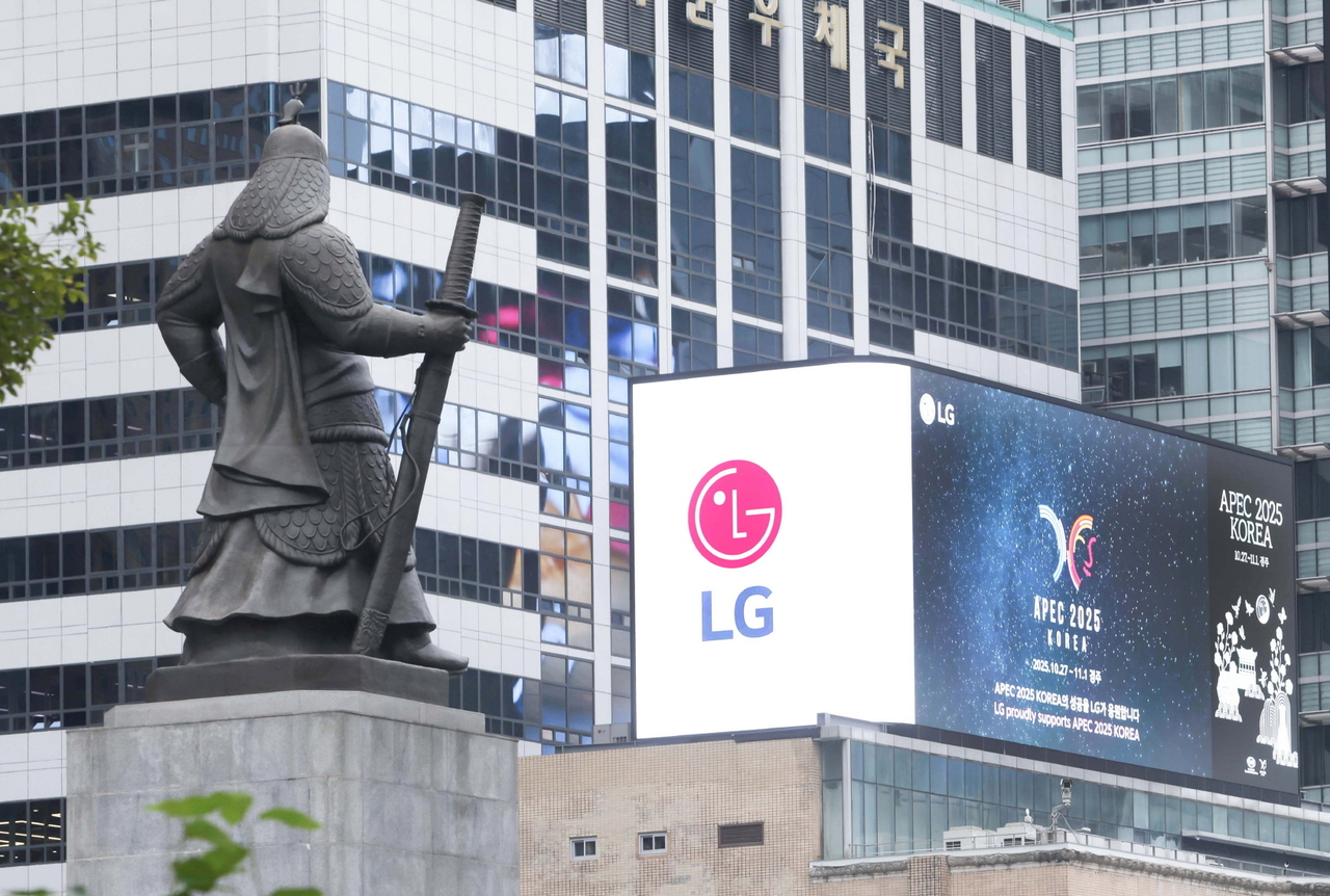 LG Group’s promotional video for the upcoming APEC 2025 Korea summit is displayed on a large electronic billboard in Gwanghwamun, central Seoul, Sunday. The group has planned a series of promotional campaigns to celebrate the Asia-Pacific Economic Cooperation gathering, which kicks off on Oct. 31 in Gyeongju, North Gyeongsang Province. (LG Group)
