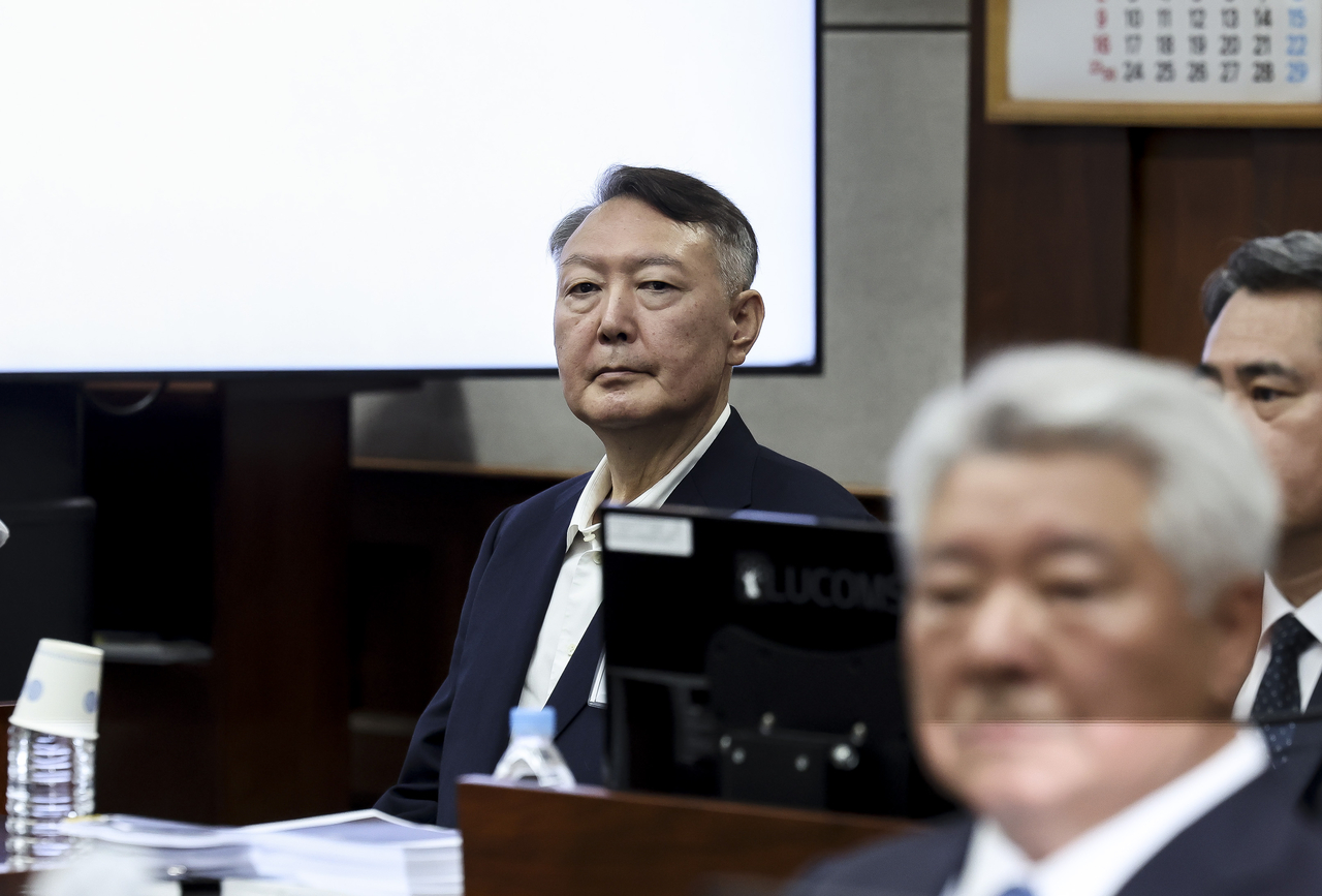 Former President Yoon Suk Yeol attends the first hearing in his criminal trial on abuse of power charges at the Seoul Central District Court in Seocho-gu, Seoul, Sept. 26. (Yonhap)