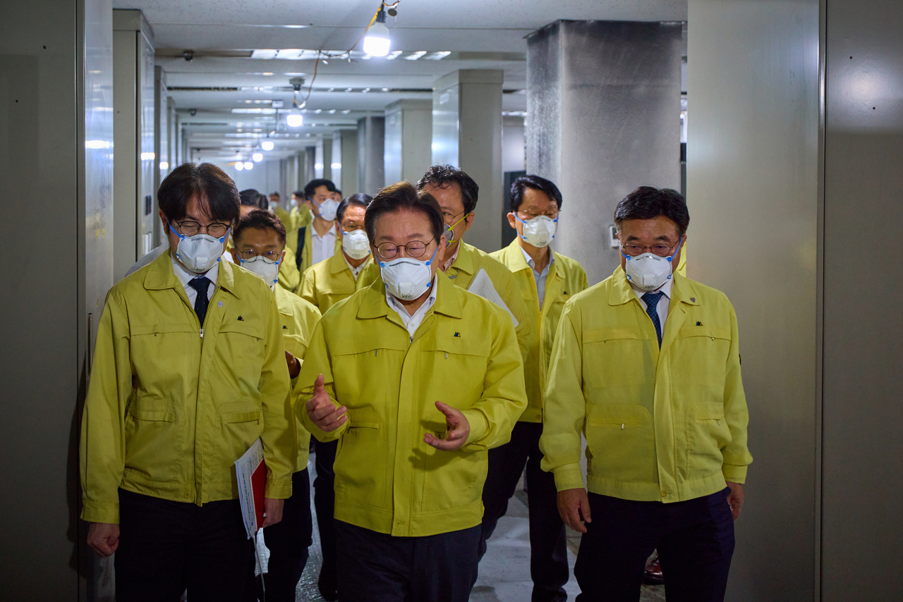 President Lee Jae Myung inspects the National Information Resources Service’s Daejeon headquarters in Yuseong District, Daejeon, on Friday. (Presidential Office)