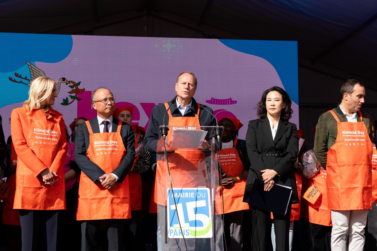 Philippe Goujon (center), local head of Paris’ 15th arrondissement, declares the establishment of Kimchi Day at the 2025 Korean Expo in Paris on Oct. 4. (Daesang)
