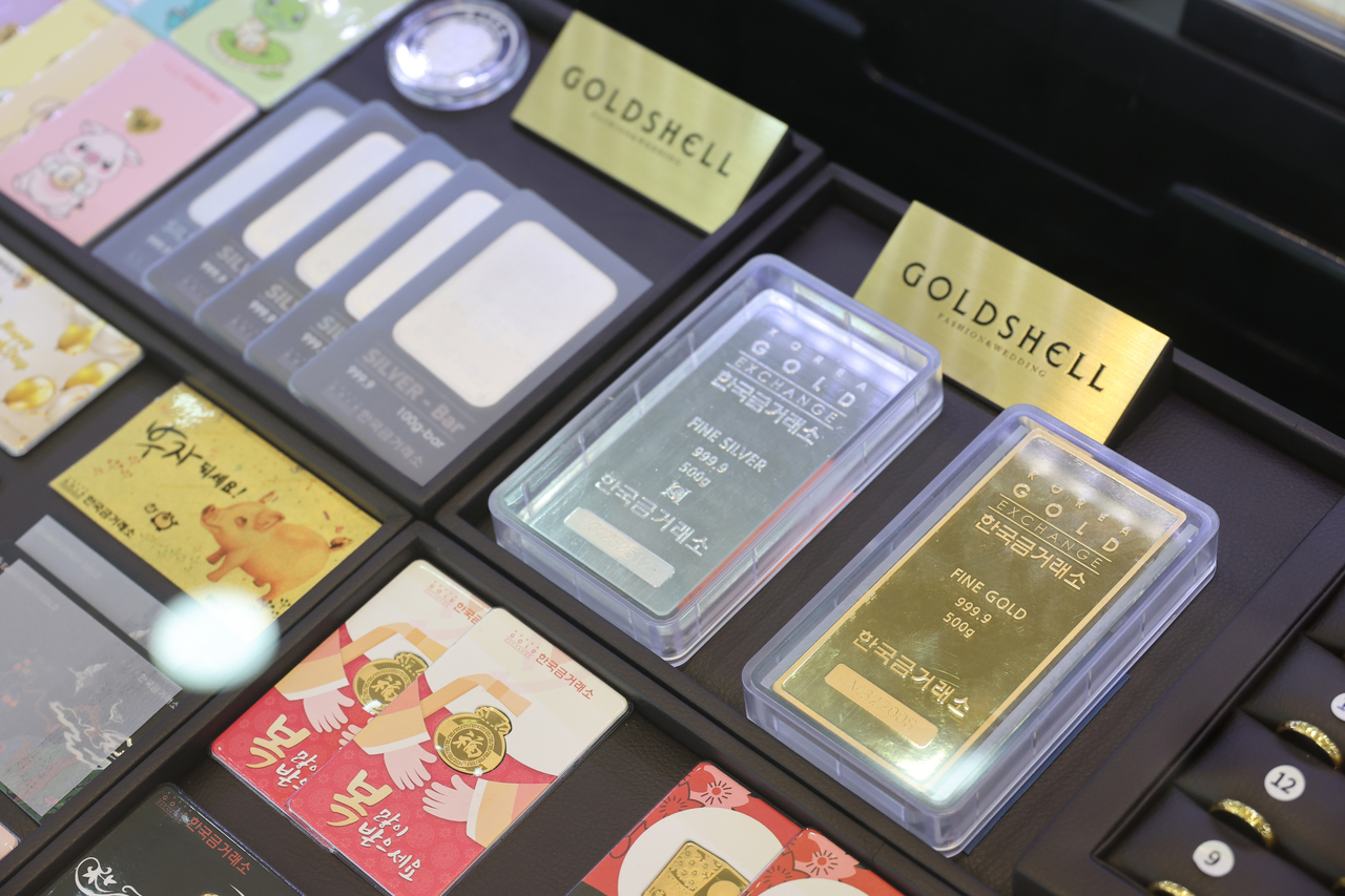 As gold rallies, silver follows suit - The Korea Herald