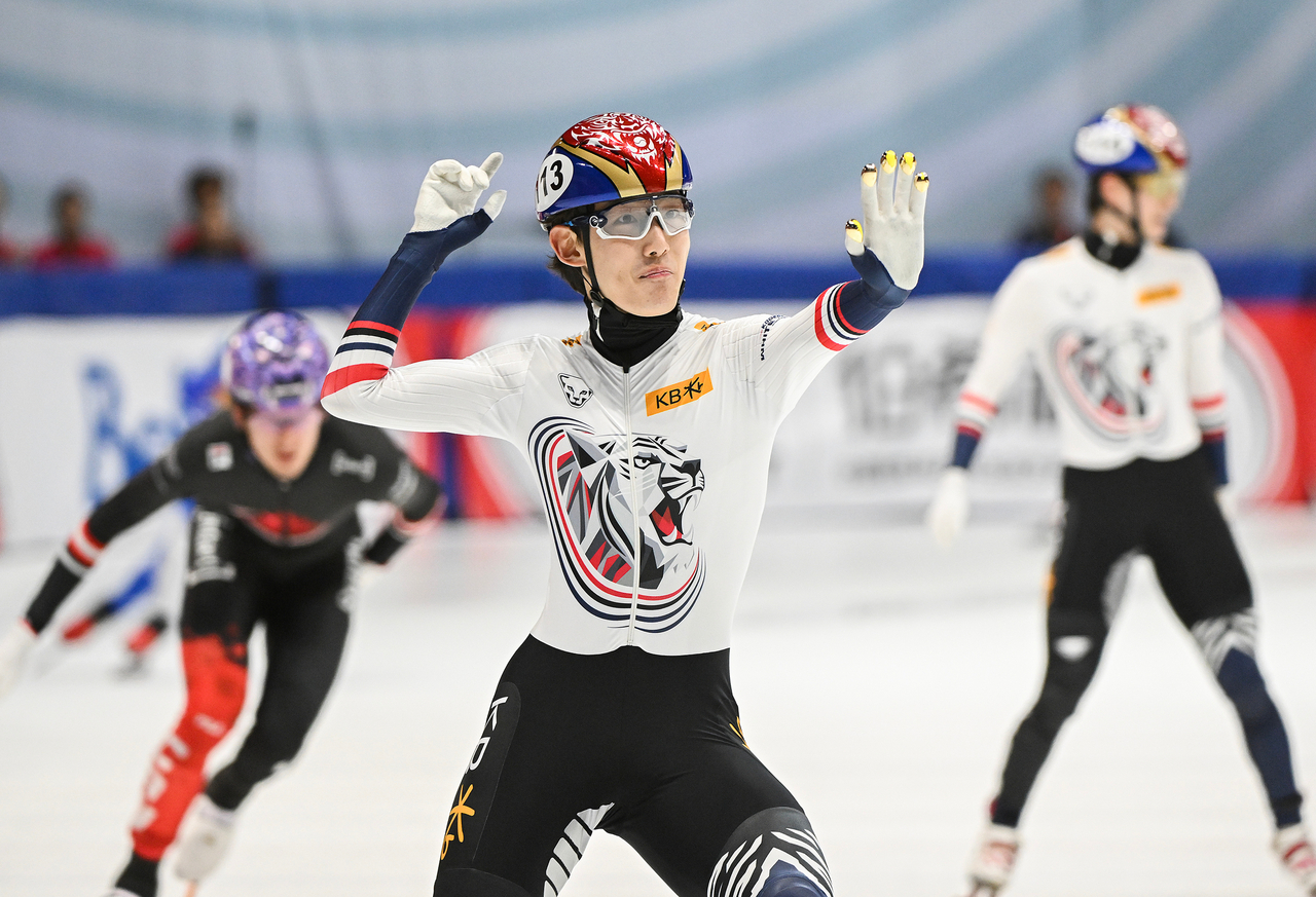 Rim Jong-un of South Korea celebrates after leading his team to the gold medal in the men's 5,000-meter relay at the International Skating Union World Tour event at Maurice Richard Arena in Montreal on Sunday. (AP-Yonhap)