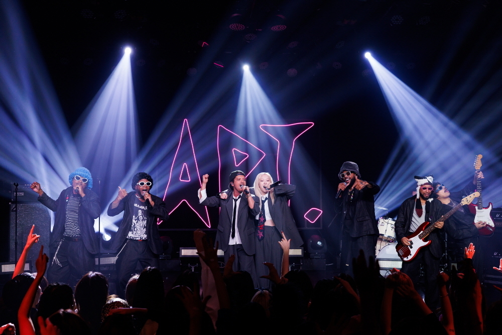 Rose (fourth from right) and Bruno Mars (third from left) perform at MAMA 2024. (CJ ENM)