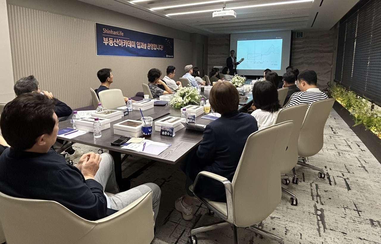 지난달 진행한 신한라이프 ‘2025 WM 토토사이트 토스 입금 아카데미’에서 고객들이 전문 강사의 강의를 듣고 있다. [신한라이프 제공]