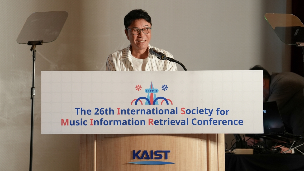 Lee Soo-man delivers a keynote speech at the 26th International Society for Music Information Retrieval Conference held at the KAIST campus in Daejeon, Sept. 22. (A20 Entertainment)