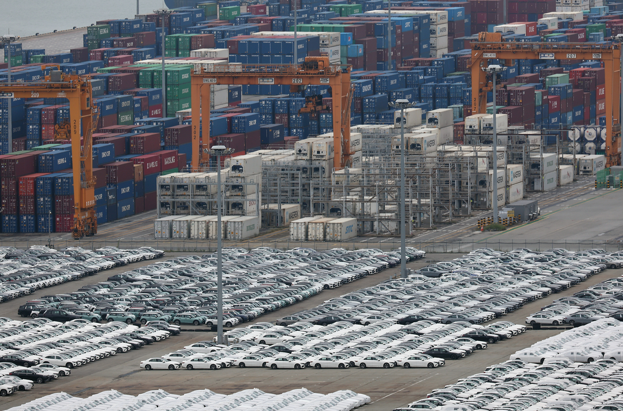 Containers are stacked at Pyeongtaek Port in Pyeongtaek, Gyeonggi Province, on Sunday. (Yonhap)