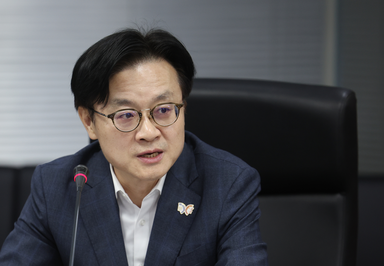 Industry Minister Kim Jung-kwan speaks at a meeting with heads of public institutions at the Korea Trade Insurance Corp. headquarters in central Seoul on Friday. (Yonhap)