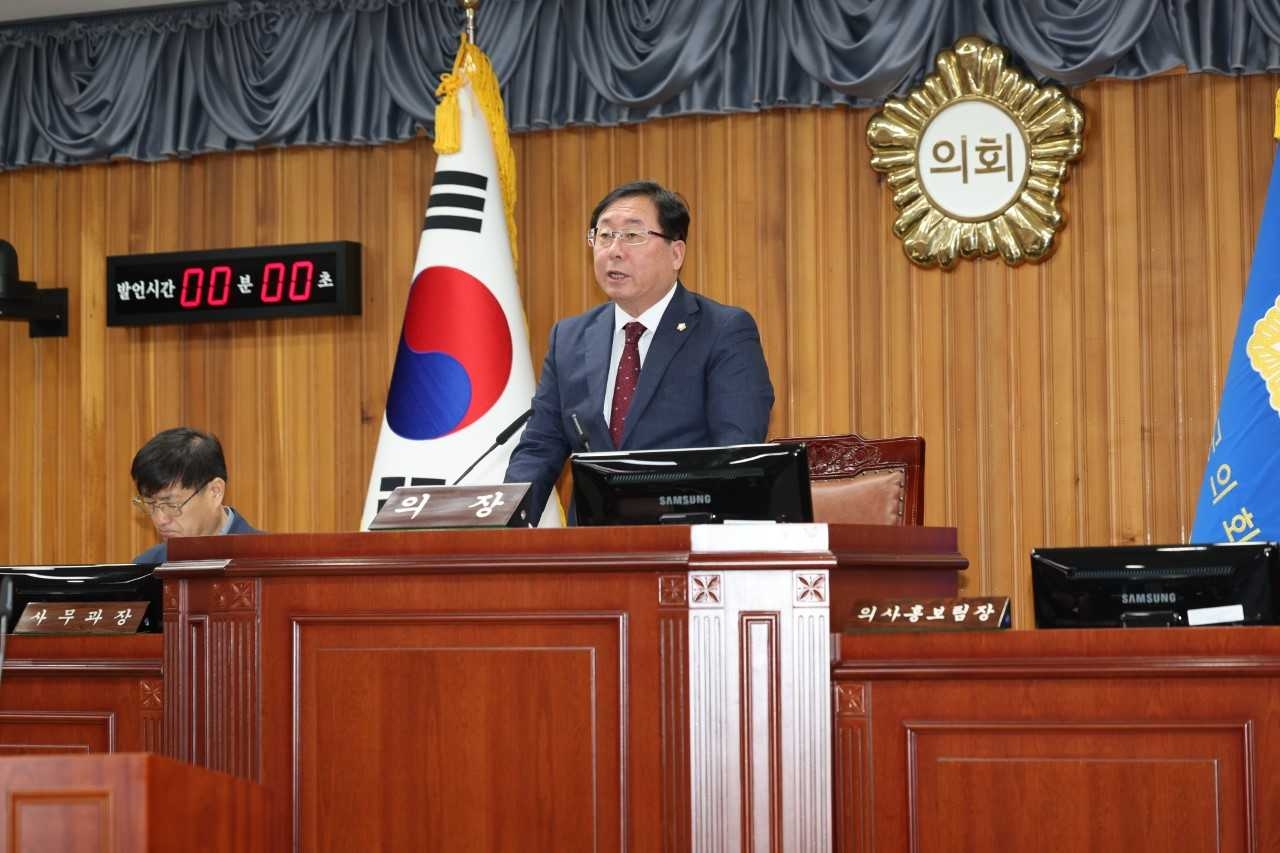 김정희 의장이 개회사를 하고 있다.[울진군 의회제공]