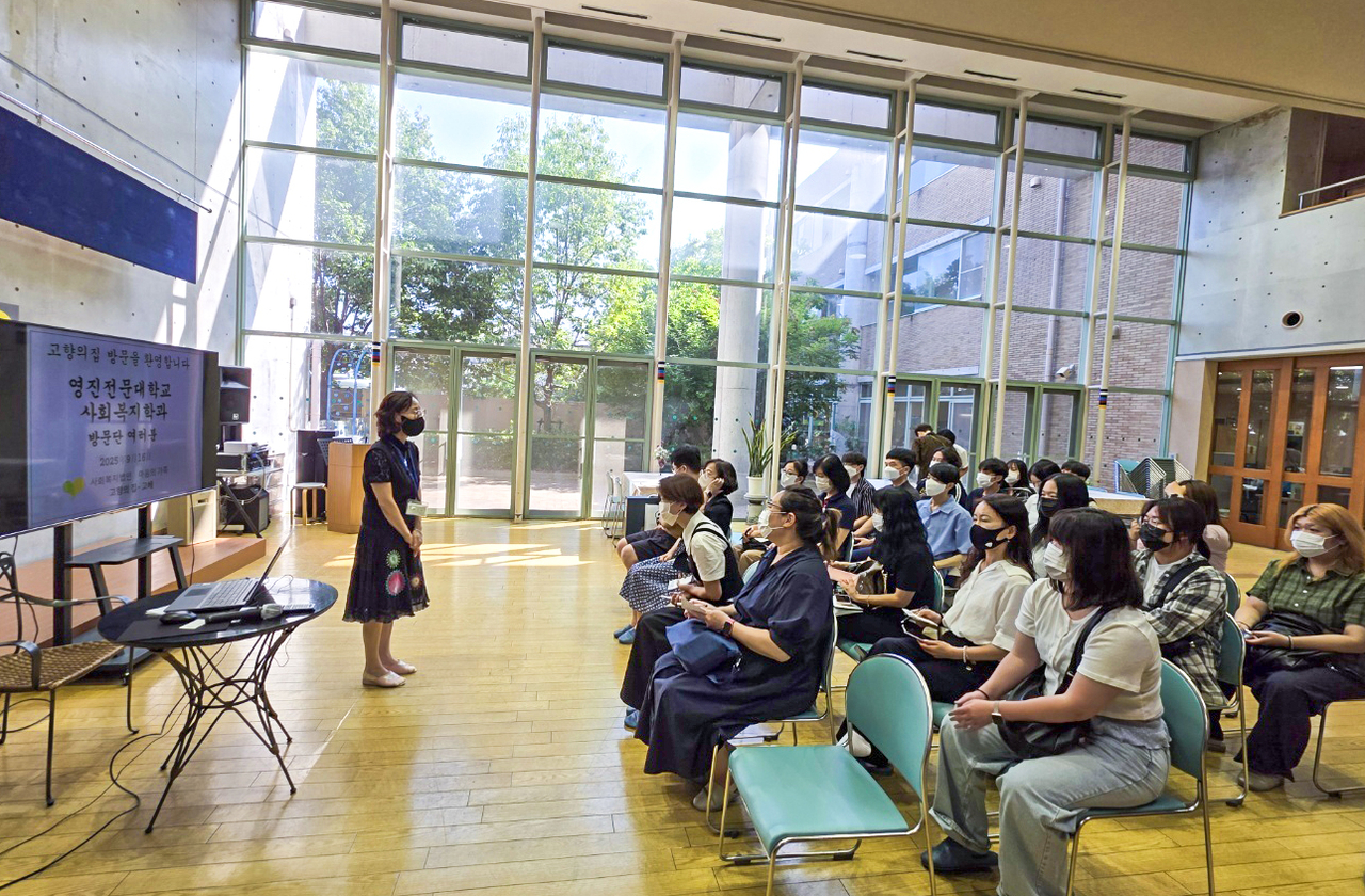 영진전문대 사회복지과 재학생들이 지난달 일본 연수 중 교토 고향의집(양로원)을 방문해 시설 운영에 대한 설명을 듣고 있다.[영진전문대 제공]