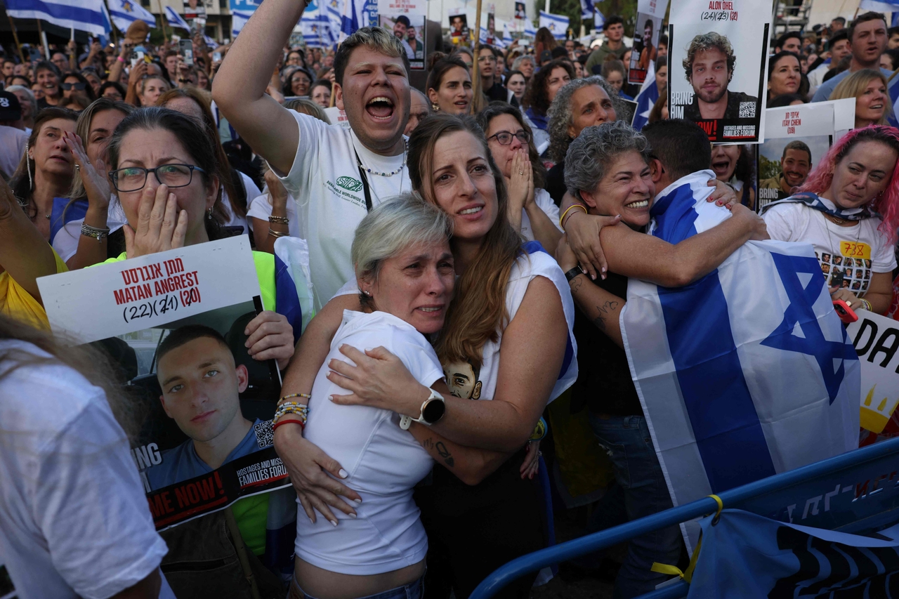 Israelis react as they wait for the release of Israelis still held in Gaza at Hostage Square in Tel Aviv early on Monday.   AFP-Yonhap