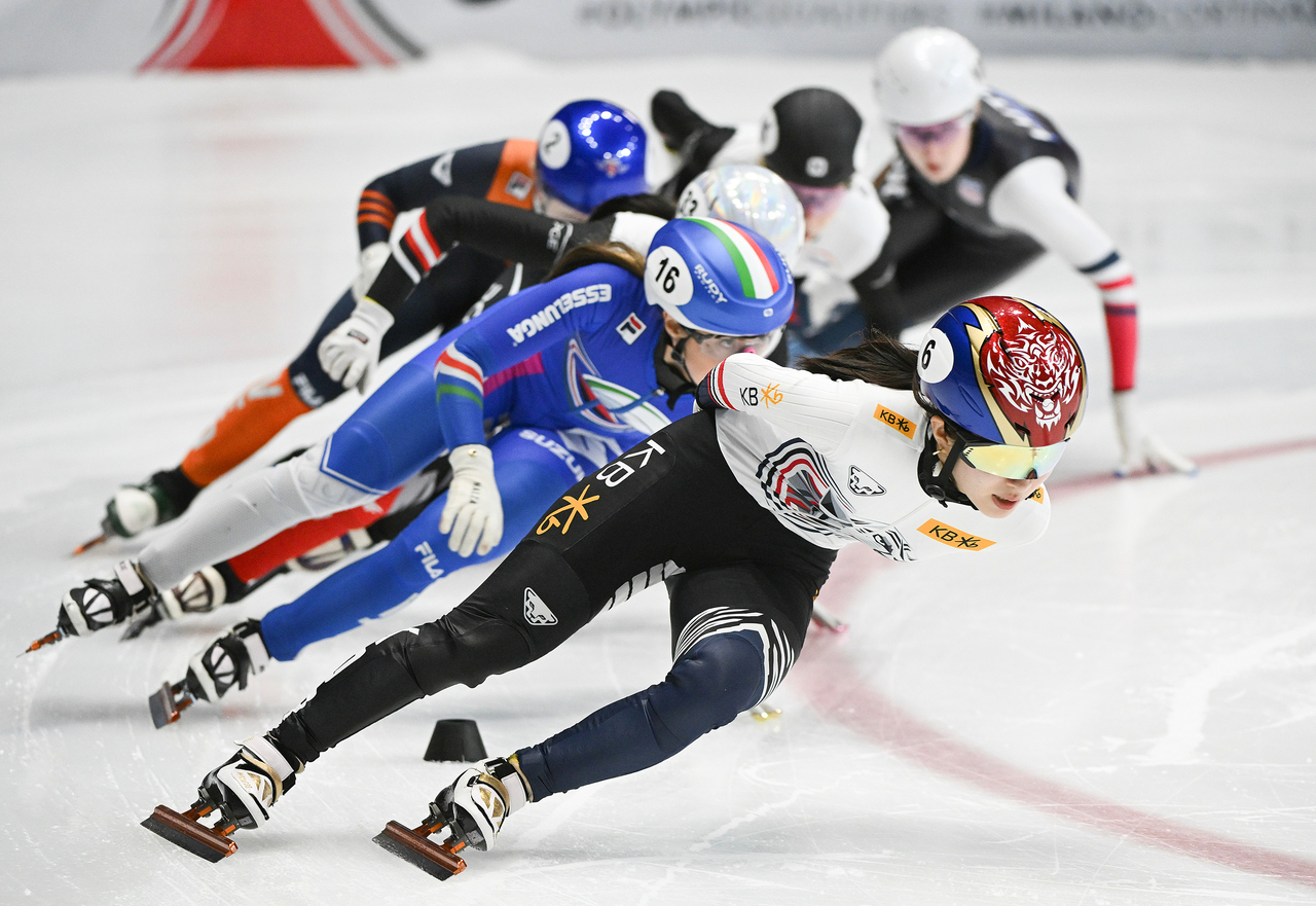 Kim Gil-li of South Korea (right) competes in the semifinals of the women's 1,500 meters at the International Skating Union World Tour event at Maurice Richard Arena in Montreal on Sunday. (AP-Yonhap)