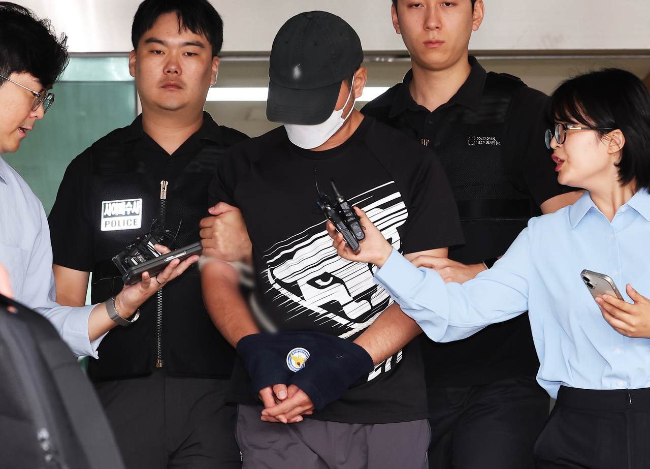 KT 무단 소액결제 사건의 피의자인 중국 국적 남성 A씨가 지난달 18일 구속 전 피의자 심문(영장실질심사)에 출석하기 위해 경기도 수원영통경찰서 유치장에서 나오고 있다. A씨는 불법 소형 기지국 사설토토를 승합차에 싣고 다니면서 수도권 특정 지역 KT 이용자들의 휴대전화를 해킹해 소액 결제를 한 혐의를 받고 있다. [연합]