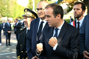 France unveils government in crisis