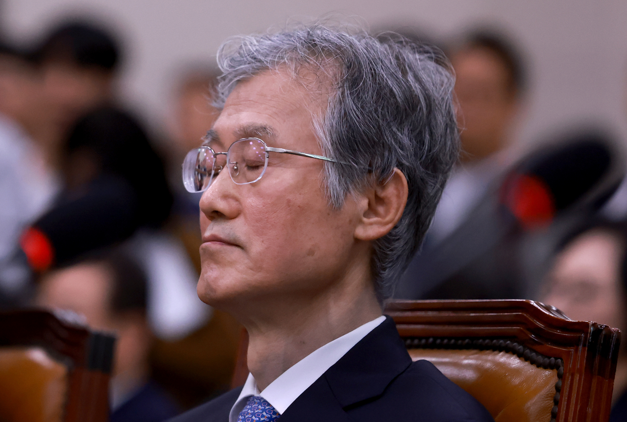 조골드문 토토사이트 대법원장이 13일 국회에서 열린 법제사법위원회 국정감사에 출석해 여야 의원들의 설전을 지켜보다 눈을 감고 있다. [연합]