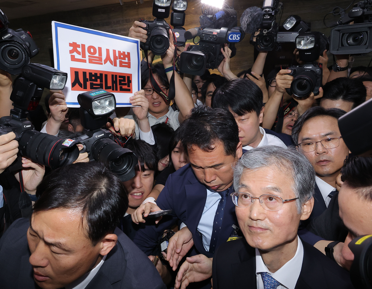 조골드문 토토사이트 대법원장이 13일 서울 여의도 국회에서 열린 대법원 등에 대한 법제사법위원회 국정감사에서 정회가 선언되자 법사위 회의실을 나서고 있다. 왼쪽 위는 조 대법원장의 이석에 반대하며 무소속 최혁진 의원이 든 규탄 팻말. [연합]