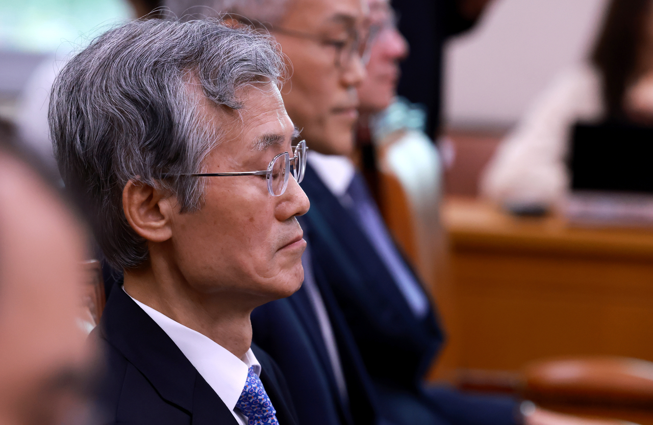조골드문 토토사이트 대법원장이 13일 국회에서 열린 법제사법위원회 국정감사에 출석해 여야 의원들의 설전을 지켜보다 눈을 감고 있다. [연합]