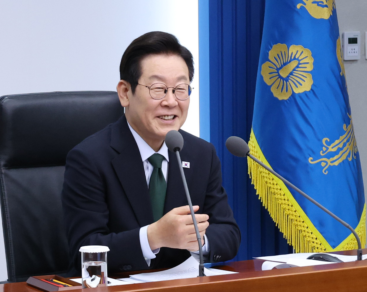 President Lee Jae Myung presides over a meeting with secretaries in his office in Seoul on Monday. (Yonhap)