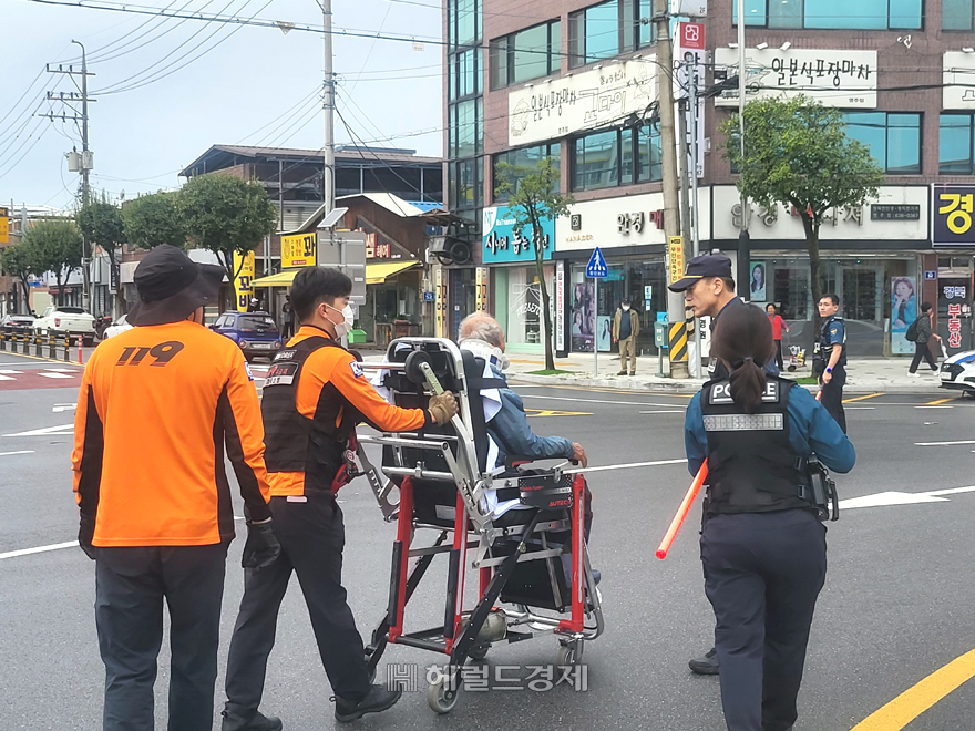 14일 오전 10시 55분쯤, 경북 영주시 남부육거리 회전교차로에서 오토바이와 투산 차량이 접촉하는 사고가 발생했다.[사진=김성권 기자]