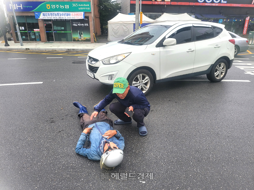 14일 오전 10시 55분쯤, 경북 영주시 남부육거리 회전교차로에서 오토바이와 투산 차량이 접촉하는 사고가 발생했다[사진=김성권 기자]