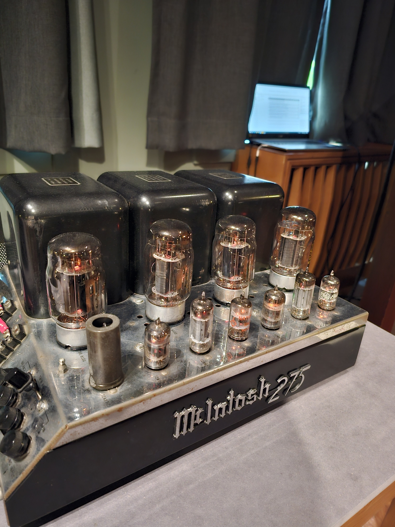 A McIntosh MC275 vintage amplifier used to play classical music at Renaissance, Re:naissance. (Choi Jae-hee/The Korea Herald)