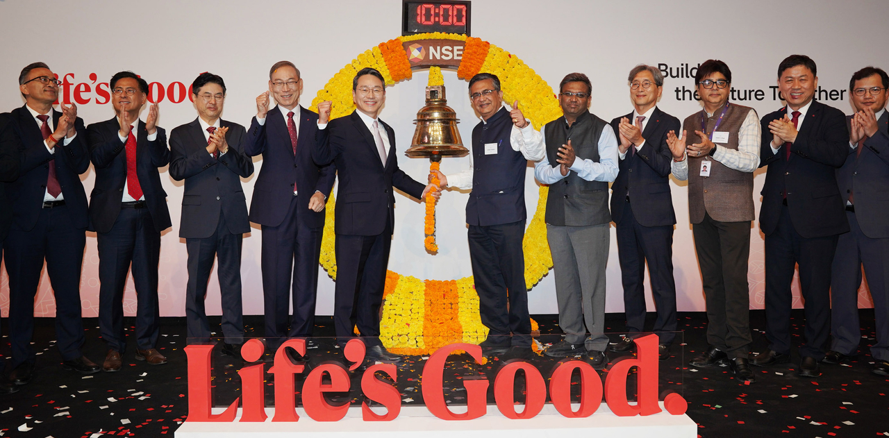LG Electronics CEO Cho Joo-wan (fifth from left) and National Stock Exchange CEO Ashish Chauhan (sixth from left) strike the opening bell during a listing ceremony for LG Electronics India at the NSE in Mumbai, India on Tuesday. (LG Electronics)